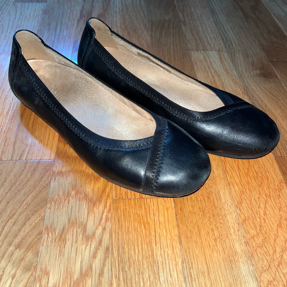 Vionic Black Flats